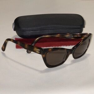 Vintage CHANEL Tortoise Cat Eye Sunglasses 01943 91235
